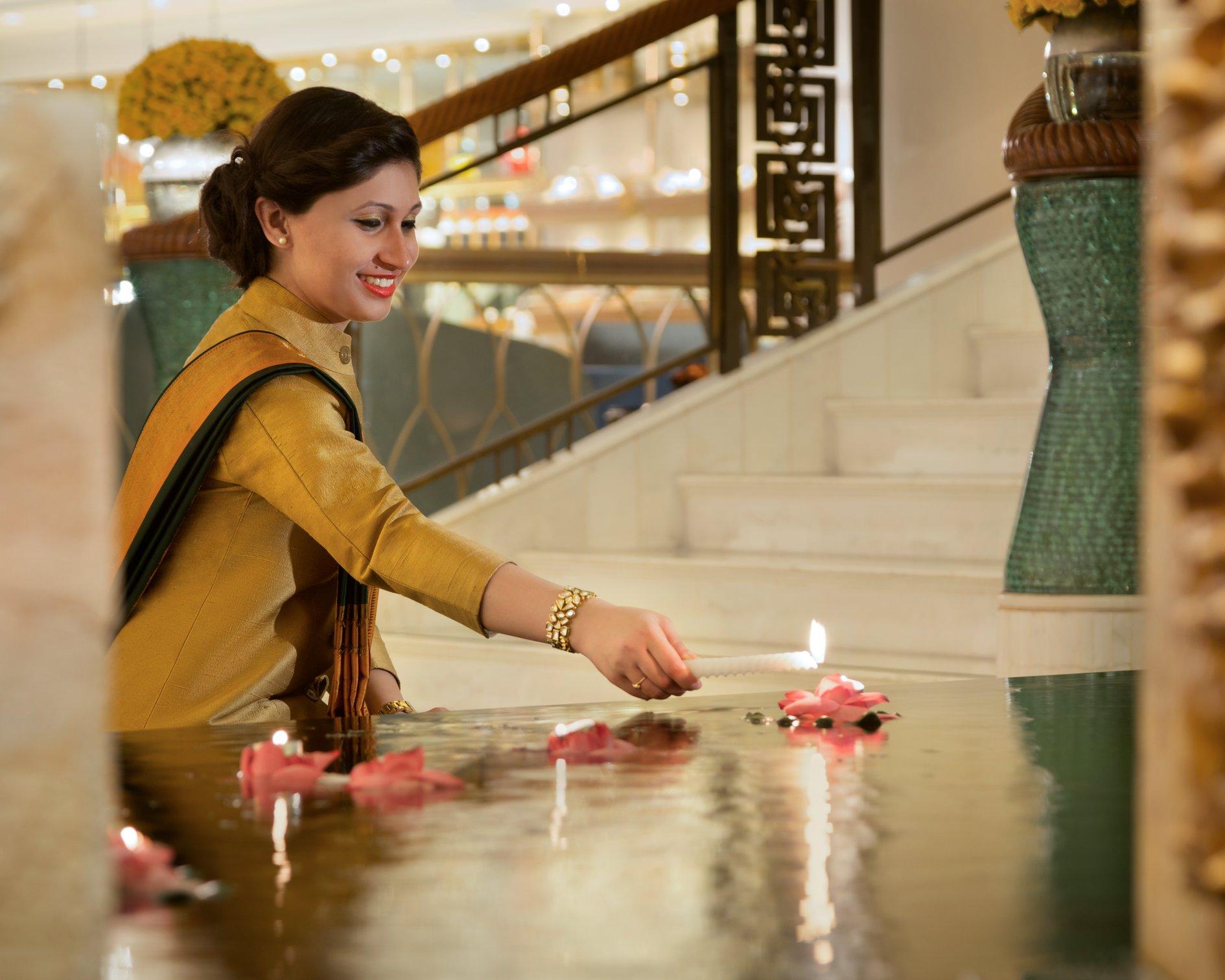 Shangri-La Eros New Delhi Hotel Ngoại thất bức ảnh A woman lighting a diya